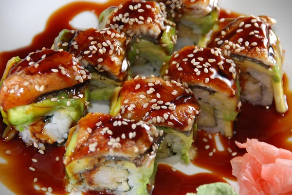Sushi - Rolo de camarão Tempura com Unagi e Abacate Imagem De Stock