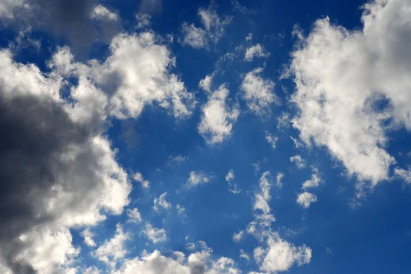 Lucht met wolken Stockfoto