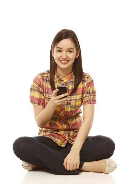 Mujer joven con teléfono móvil —  Fotos de Stock