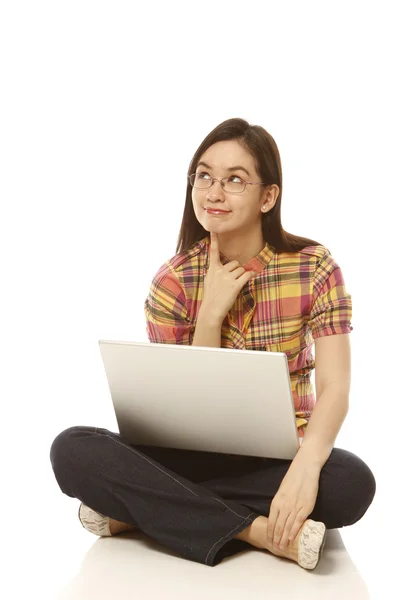 Wanita muda dengan laptop — Stok Foto