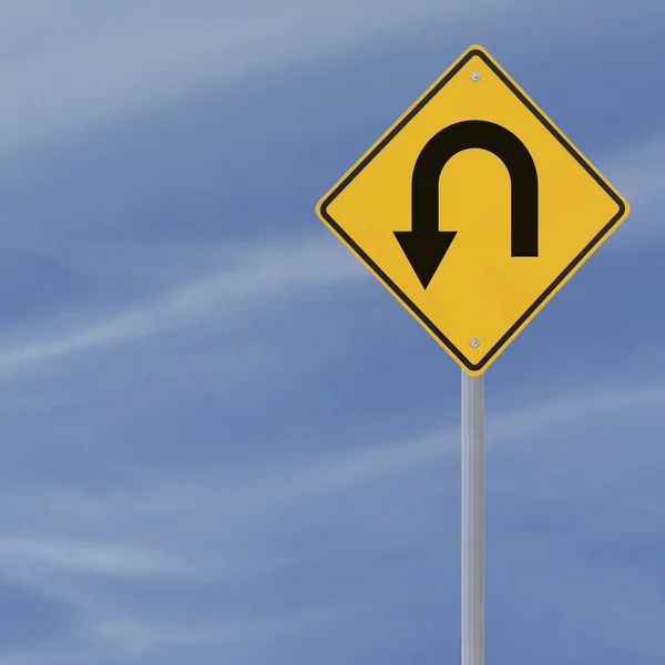 Дорожный знак "поворот налево" — стоковое фото