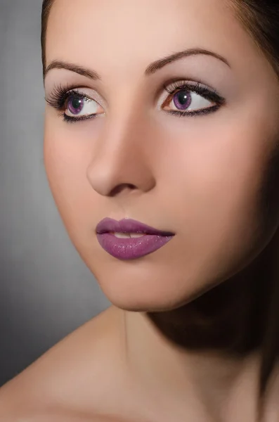 Portrét krásné dívky s fialovými očima — Stock fotografie