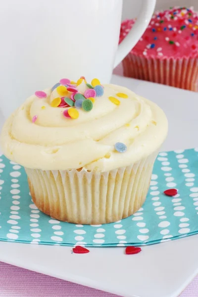 Vanilla and Strawberry Cupcakes — Stock Photo, Image