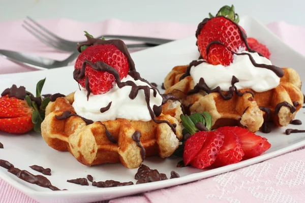 Waffles with strawberries and cream — Stock Photo, Image