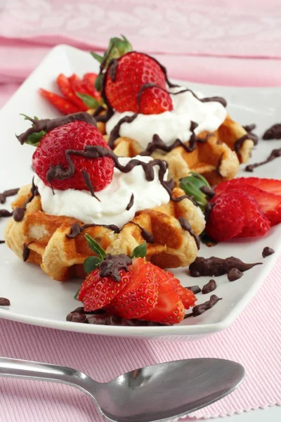 Waffles with strawberries and cream — Stock Photo, Image