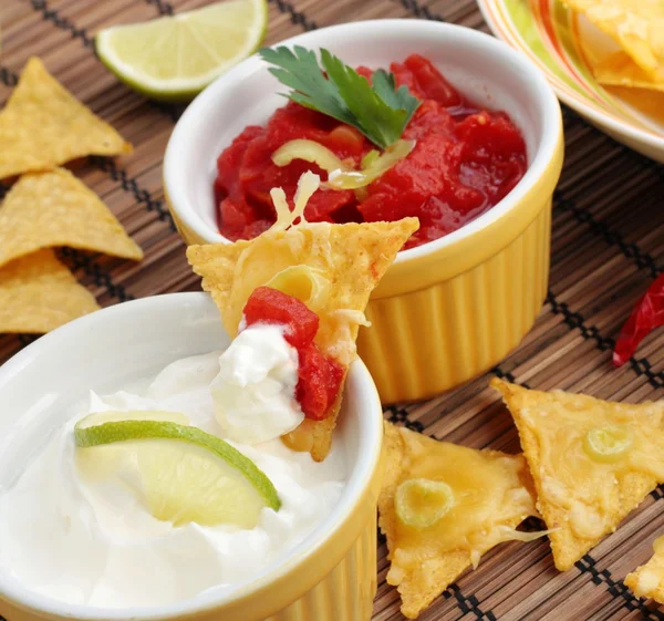 Nachos mexicanos e salsa — Fotografia de Stock