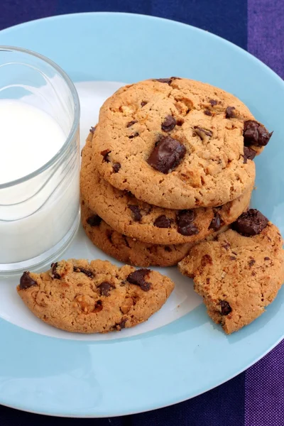 Шоколадне печиво з молоком — стокове фото