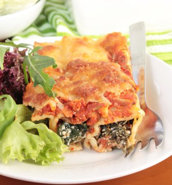 basit yeşil salata, ıspanak ve ricotta cannelloni