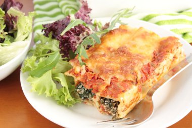 basit yeşil salata, ıspanak ve ricotta cannelloni