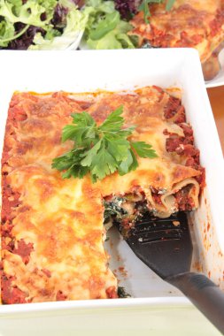 basit yeşil salata, ıspanak ve ricotta cannelloni