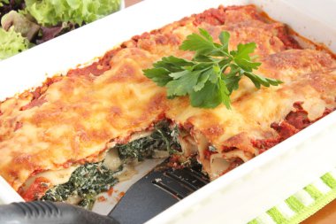 basit yeşil salata, ıspanak ve ricotta cannelloni