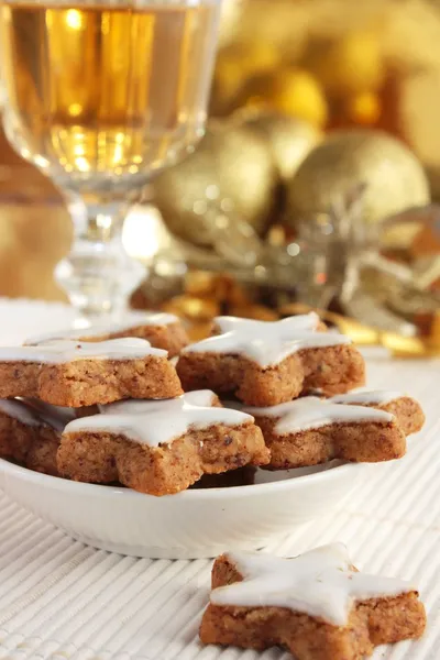 Csillag alakú fahéjas karácsonyi cookie-k és egy pohár bor vagy sherry — Stock Fotó