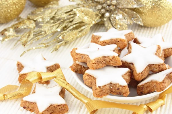 Ve tvaru hvězdy vánoční skořicové cukroví — Stock fotografie