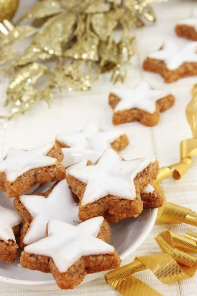 별 모양의 크리스마스 계 피 쿠키 — 스톡 사진