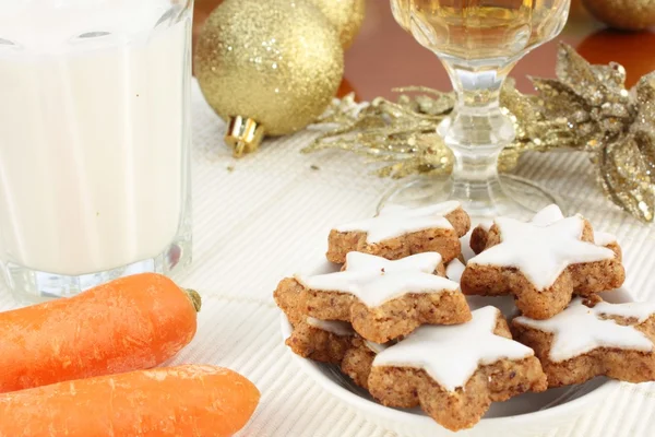 Cookies, melk en wortelen voor santa en rudolf — Stockfoto