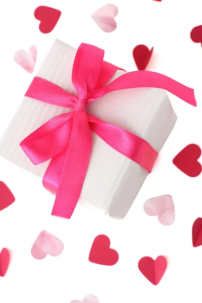 Beyaz arkaplanda pembe kurdeleli hediye kutusu — Stok fotoğraf