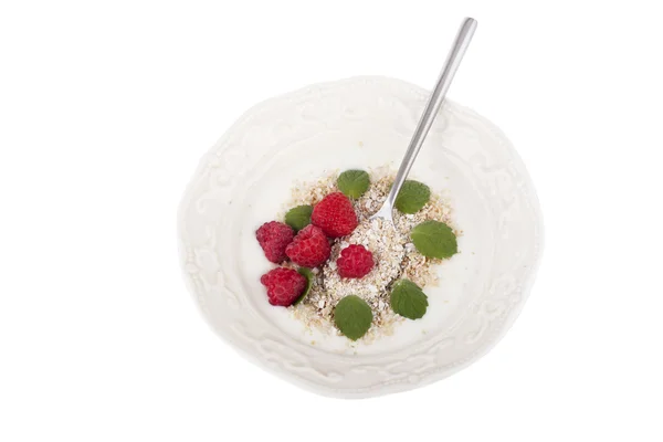 Йогурт с овсяным мозгом, малиной и мятой — стоковое фото