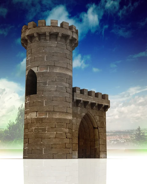 Puerta medieval con torre de guardia con paisaje urbano con cielo azul — Foto de Stock