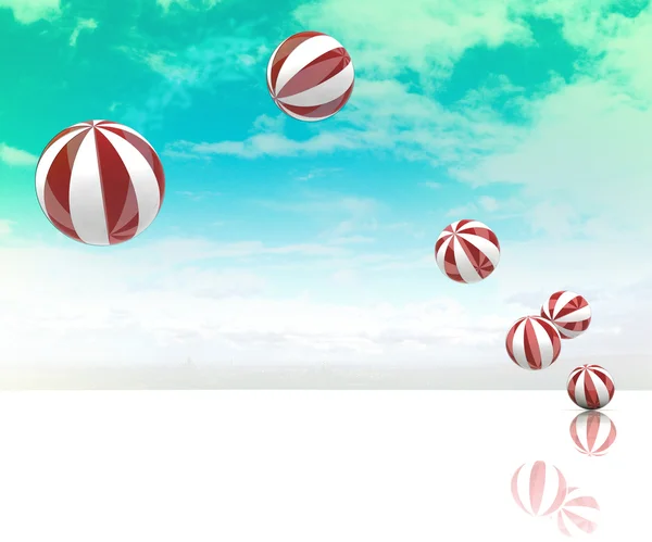 Seis bolas infláveis listradas vermelhas brancas saltando no céu nublado azul verde — Fotografia de Stock