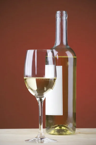Bir şişe beyaz şarap ve cam — Stok fotoğraf