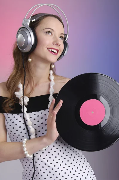 Chica escuchando música sonriendo — Foto de Stock