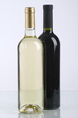 kırmızı ve beyaz şarap şişeleri