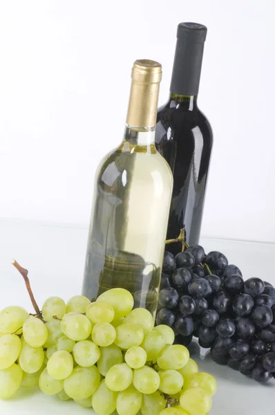 Rode en witte wijn, met trossen druiven — Stockfoto