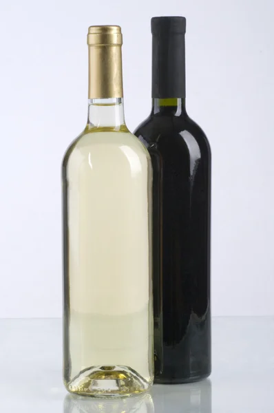 赤と白のワインボトル — ストック写真