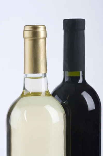 Flessen van grote rode en witte wijn — Stockfoto