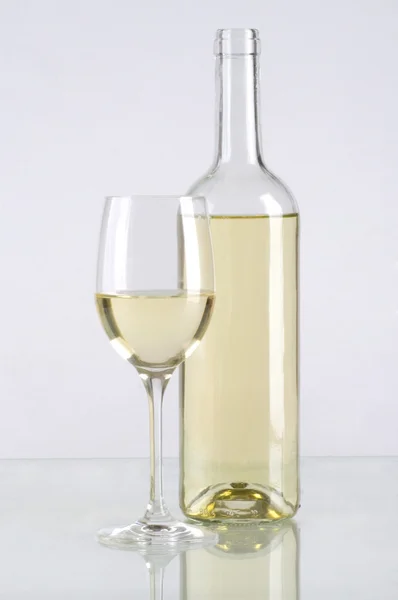 Láhev bílého vína a skla — Stock fotografie