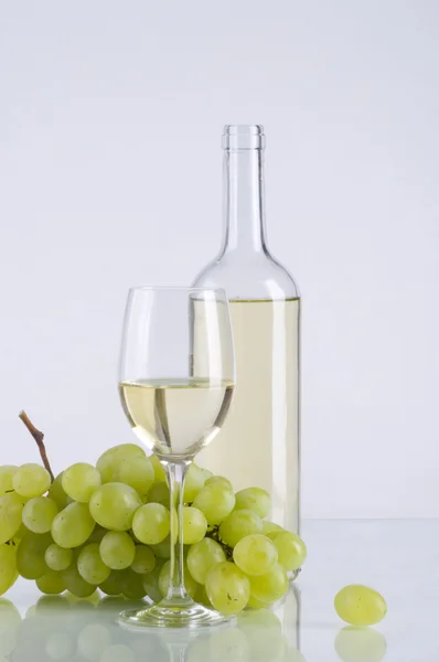 Láhev na víno bílé, sklo a hrozny — Stock fotografie