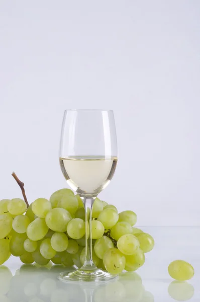 Sklo z bílého vína a hrozny — Stock fotografie