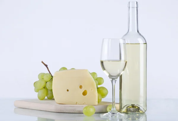 Druivenmost wijn met kaas — Stockfoto