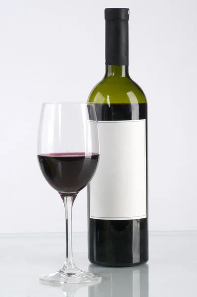 Eine Flasche Rotwein und ein Glas — Stockfoto
