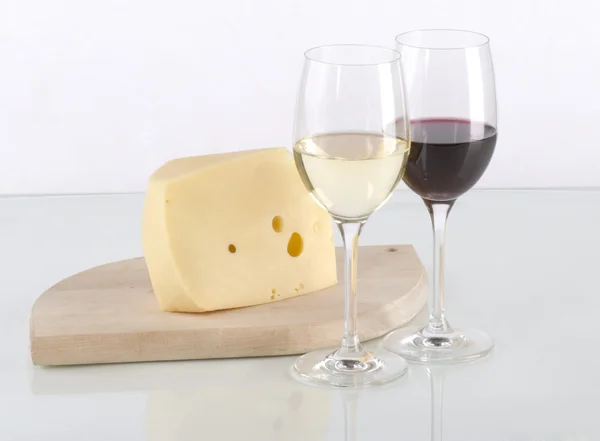 stock image Red and white wine glasses with cheese