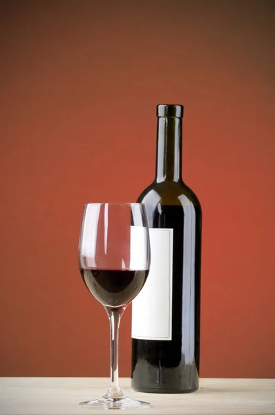 Bir şişe kırmızı şarap. — Stok fotoğraf