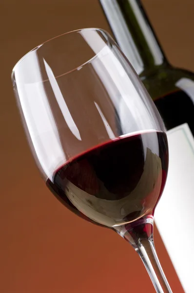 Şişe ve bir kadeh kırmızı şarap. — Stok fotoğraf