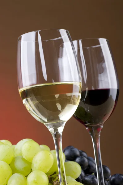 Brýle červené a bílé víno — Stock fotografie