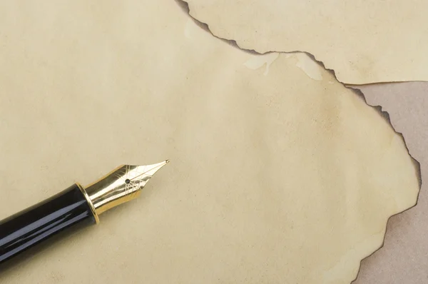 Старая бумага с ручкой — стоковое фото