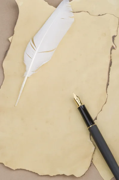 レトロな紙の上の金のペン — ストック写真