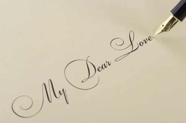 Napis Kochana moja miłość z złote pióro — Zdjęcie stockowe