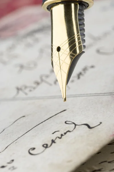 Guld penna med kalligrafi — Stockfoto