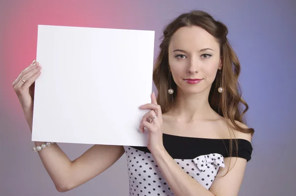 Brunette woman showing and handing a blank — Stock Photo, Image