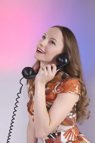 Portrait of young woman talking on vintage telephone — Stock Photo, Image