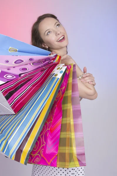 Όμορφη κοπέλα με τσάντα για ψώνια — Φωτογραφία Αρχείου