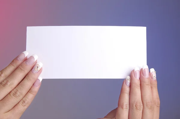 Mujer mostrando y entregando una tarjeta de visita en blanco — Foto de Stock