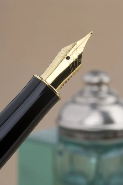 Χρυσό στυλό με inkpot — Φωτογραφία Αρχείου