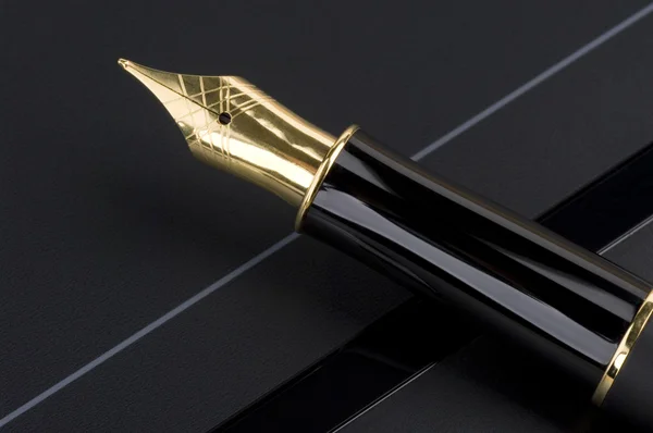 黒にゴールドのペン — ストック写真