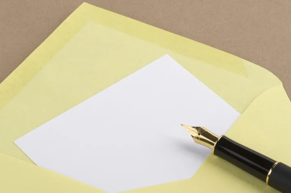 Zarf ile altın kalem — Stok fotoğraf