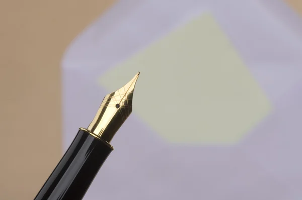 文字の背景を持つ金のペン — ストック写真
